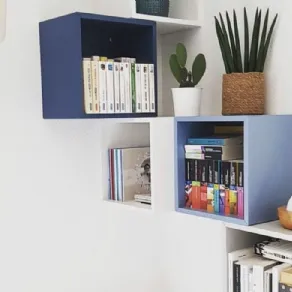 Libreria realizzata con i moduli Eket di Ikea