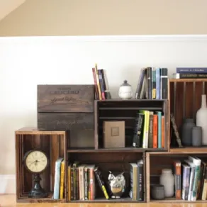 Libreria costruita con cassette di legno