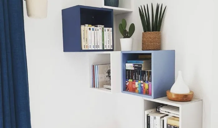 Libreria realizzata con i moduli Eket di Ikea