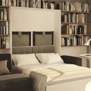 La libreria incornicia un armadio letto