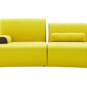 divano articolato con schienali di diversa altezza e due cilindri poggia braccia, color giallo limone