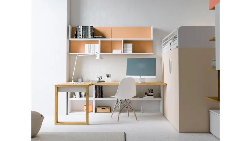 Vista frontale del sistema d'arredo con cabina armadio Container, scrittoio angolare e letto a soppalco