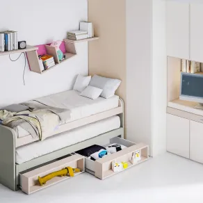 Cartesio con letto a scomparsa e cassettoni estraibili è combinato con armadio attrezzato Vip e scrittoio Ghost