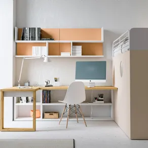 Vista frontale del sistema d'arredo con cabina armadio Container, scrittoio angolare e letto a soppalco