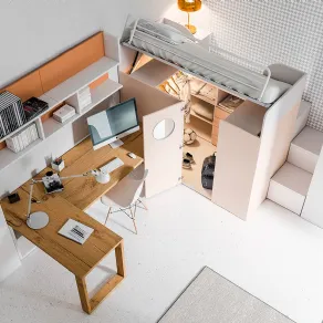 La struttura letto si solleva per accedere in modo confortevole all'interno dell'ampia cabina armadio