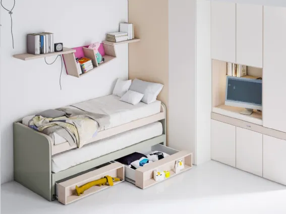 Cartesio con letto a scomparsa e cassettoni estraibili è combinato con armadio attrezzato Vip e scrittoio Ghost