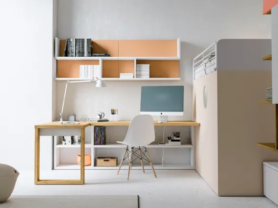 Vista frontale del sistema d'arredo con cabina armadio Container, scrittoio angolare e letto a soppalco