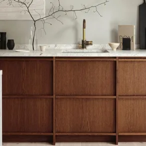 Un cucina in legno e pietra, dalle linee rigorose e semplici