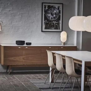 È decisamente elegante, materico e accogliente questo interno del mood Japandi