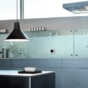 Cucina minimal con lampada anni '50