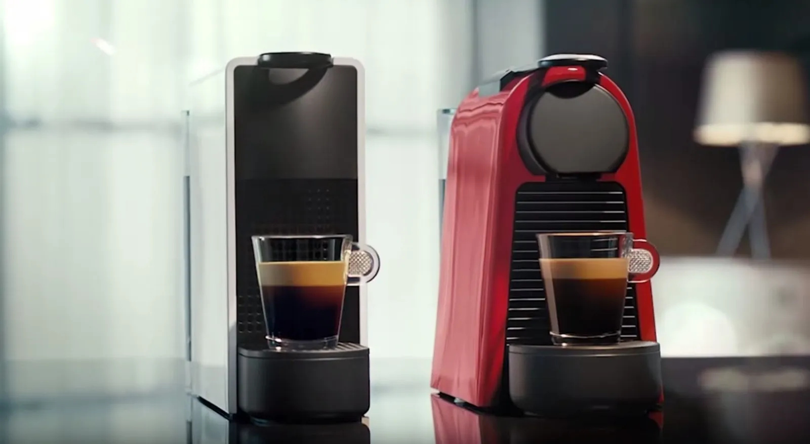 Macchina Da Caffè Nespresso Essenza Mini Rossa