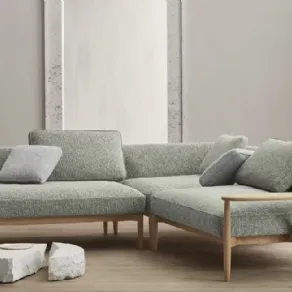 Nel divano angolare E300 Embrace Sofa di Carl Hansen & Son la struttura di legno a lato diventa ripiano-tavolino