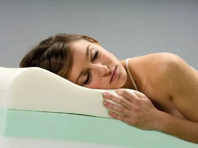 donna appoggiata su cuscino ergonomico