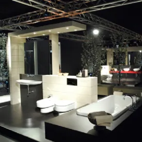 stand espositivo con bagno nei colori bianco e nero, stand espositivo lavabi sullo sfondo