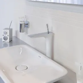 lavabo con finiture bianche e in acciaio cromato, radio design