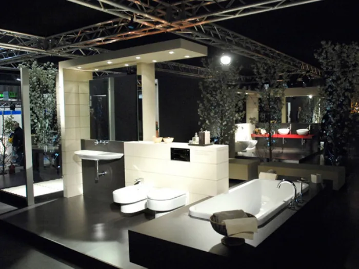 stand espositivo con bagno nei colori bianco e nero, stand espositivo lavabi sullo sfondo