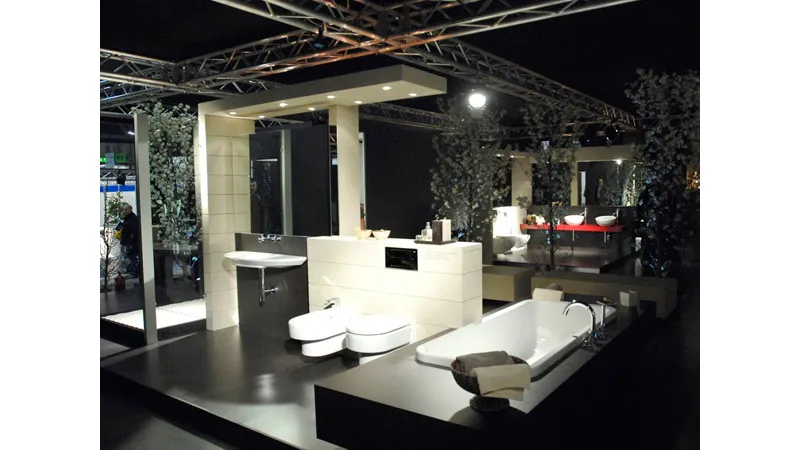 stand espositivo con bagno nei colori bianco e nero, stand espositivo lavabi sullo sfondo
