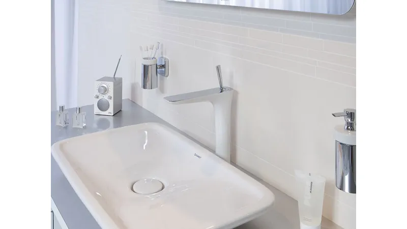 lavabo con finiture bianche e in acciaio cromato, radio design