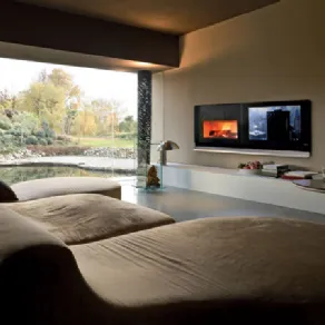 zona living con divani in suede marrone e camino da parete con schermo lcd