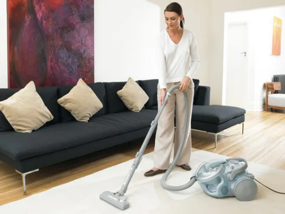 Donna che passa l'aspirapolvere