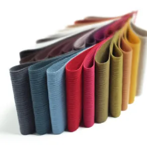 set di tessuti esemplificativi piegati, in primo piano colori grigio scuro, blu carta da zucchero scuro, azzurro, rosso, rosa, verde