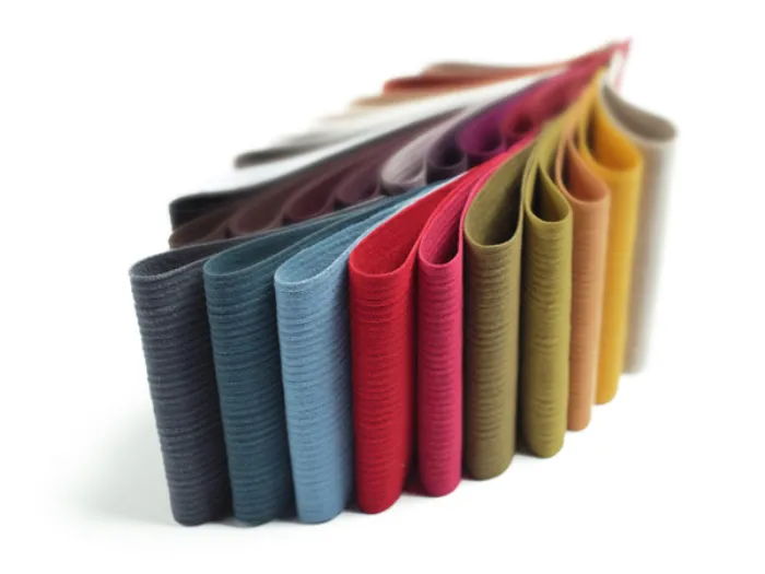 set di tessuti esemplificativi piegati, in primo piano colori grigio scuro, blu carta da zucchero scuro, azzurro, rosso, rosa, verde
