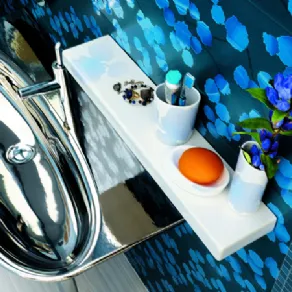 Dettaglio bagno con piastrelle a fantasia floreale