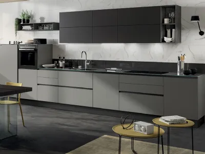 Una delle composizioni della cucina LiberaMente di Scavolini con unità più alte rispetto alla base e vani a giorno