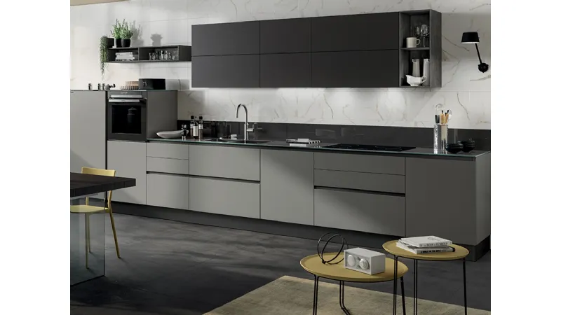 Una delle composizioni della cucina LiberaMente di Scavolini con unità più alte rispetto alla base e vani a giorno