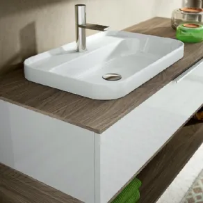 Collezione My Time, con base in laccato bianco lucido, vano a giorno e piano in olmo nocciola e lavabo semi-incassato in ceramica