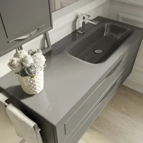Il lavabo integrato al top è in cristallo laccato lucido in questa composizione della linea Dressy di Ideagroup