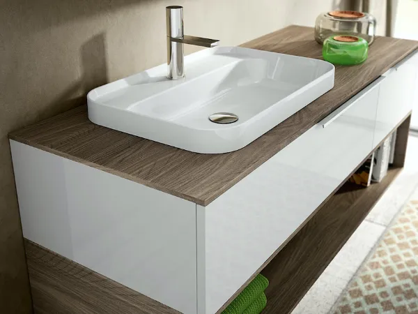 Collezione My Time, con base in laccato bianco lucido, vano a giorno e piano in olmo nocciola e lavabo semi-incassato in ceramica
