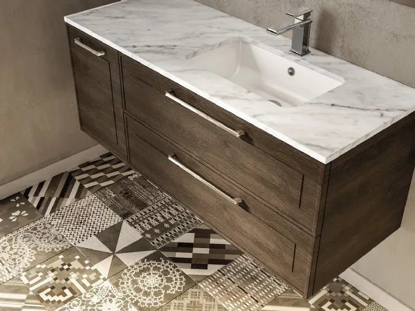 Piano in marmo e lavabo ad incasso in ceramica per questa elegante soluzione proposta dalla collezione Dressy