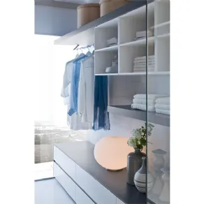 Una cabina armadio tra sala da bagno e camera da letto
