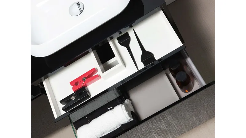 Cassetto con accessori interni