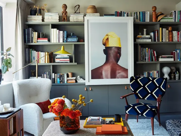 Togli il divano e scegli poltroncine, pouf, daybed per l'area relax, occuperanno meno spazio