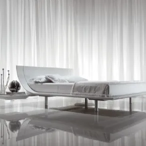 letto matrimoniale con struttura ricurva bianca e tavolino-comò integrato, biancheria total white
