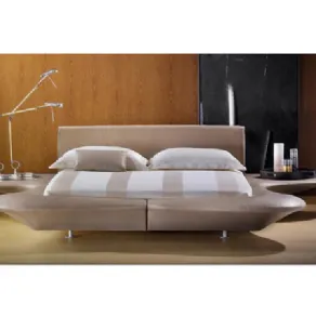 vista frontale di letto matrimoniale con struttura design con tavolino-comò integrato in legno color cappuccino, biancheria bianca e cappuccino