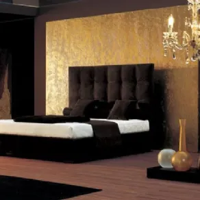 letto matrimoniale con struttura e testiera imbottita nera, parete in broccato dorato, lampadario in cristallo