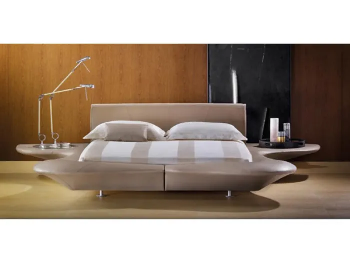 vista frontale di letto matrimoniale con struttura design con tavolino-comò integrato in legno color cappuccino, biancheria bianca e cappuccino