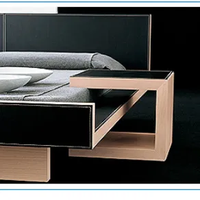 Letto in cuoio nero