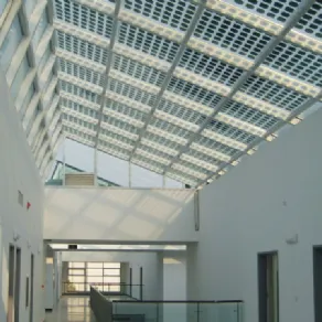 Tetto edificio con pannelli fotovoltaici