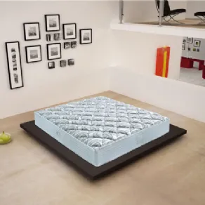 materasso matrimoniale su struttura a futon marron scuro in stanza da letto design con fotografie in bianco e nero incorniciate al muro