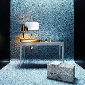 fascia di parete e pavimento a mosaico nelle tinte del blu con tavolino bianco, abat jour con lavabo dorati e puf in ferro battuto bianco