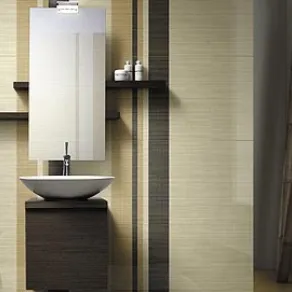 parete con decorazioni geometriche nei toni naturali del corda e del marrone, lavabo bianco con mobile in legno scuro,  