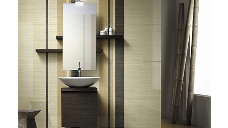 parete con decorazioni geometriche nei toni naturali del corda e del marrone, lavabo bianco con mobile in legno scuro,  