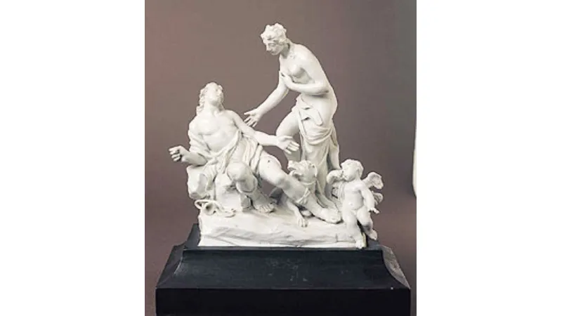 Statua bianca con piedistallo in legno