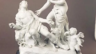 Statua bianca con piedistallo in legno