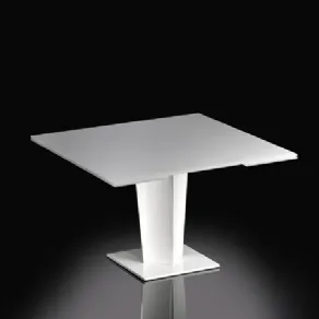 Tavolo bianco su fondo nero