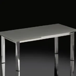 tavolo rettangolare a quattro gambe in cristallo verniciato